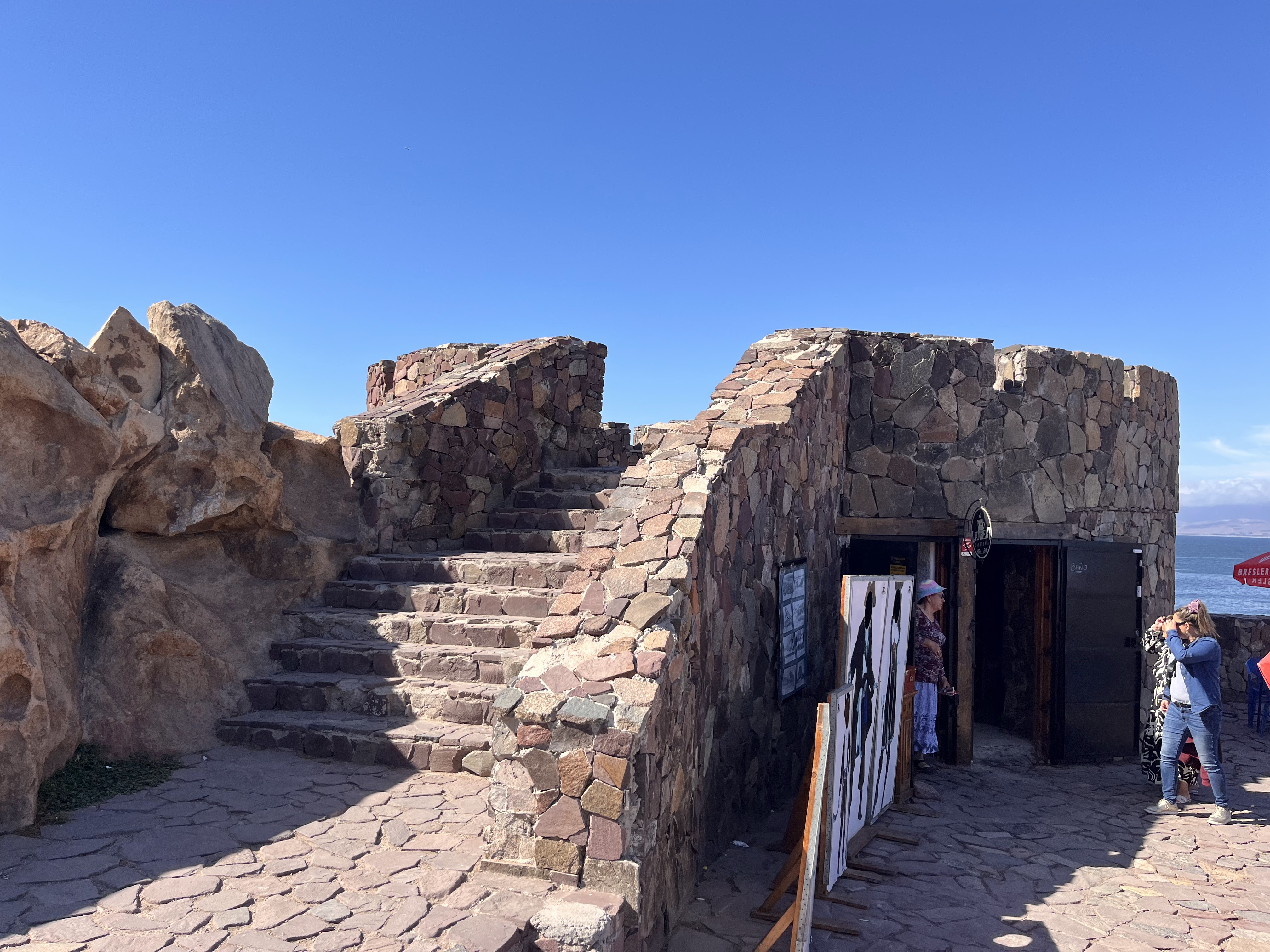Murallas de piedra y horizonte de la península al caer la tarde